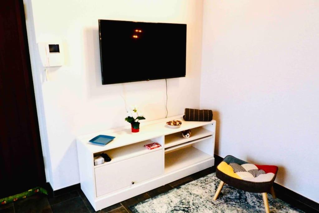 Attico Nel Cuore Delle Langhe - Free Parking Wi-Fi E Ac Alba Kültér fotó