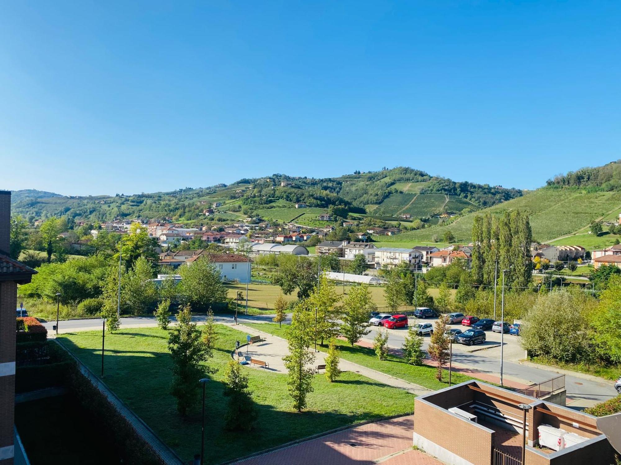 Attico Nel Cuore Delle Langhe - Free Parking Wi-Fi E Ac Alba Kültér fotó